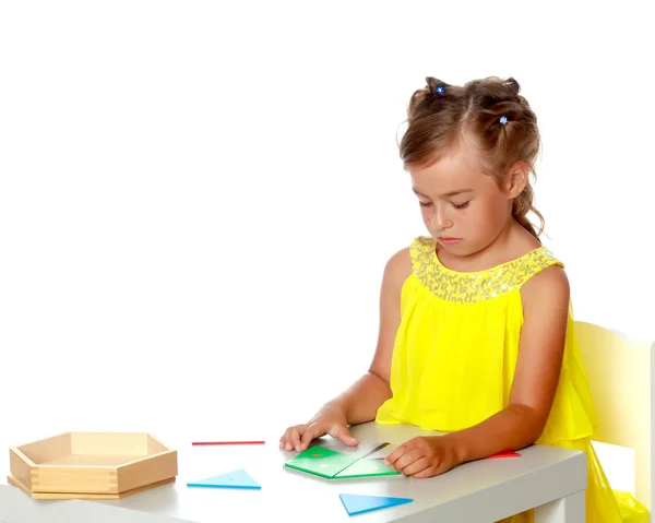 A little girl is studying Montessori stuff. — Stock Photo, Image