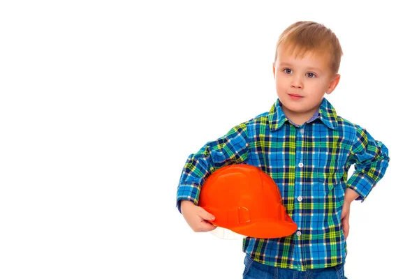 De kleine jongen in de helm van de bouwer. — Stockfoto