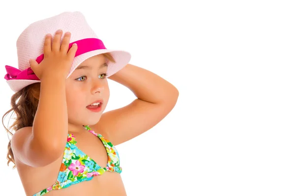 Klein meisje in een hoed. — Stockfoto