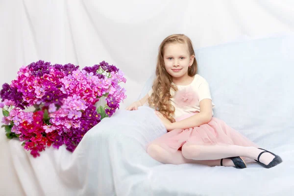 Beautiful little girl 5-6 years. — Stock Photo, Image