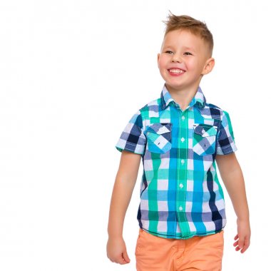 küçük bir çocuğun yakın çekim portresi.