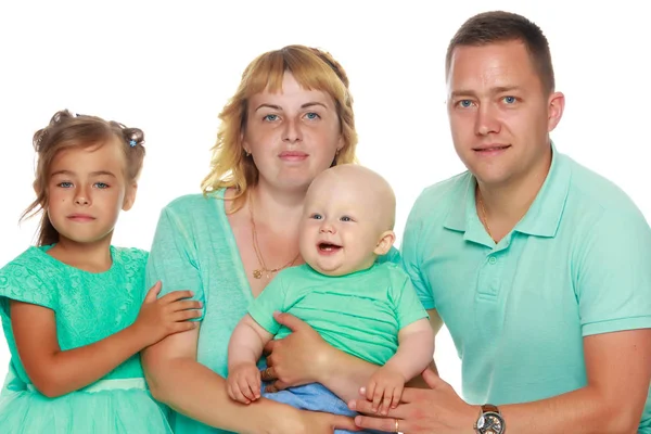 Glückliche Familie mit kleinen Kindern — Stockfoto