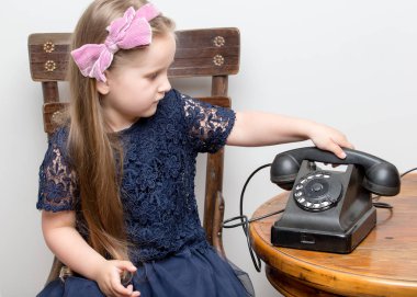 Küçük bir kız eski telefondan arıyor..