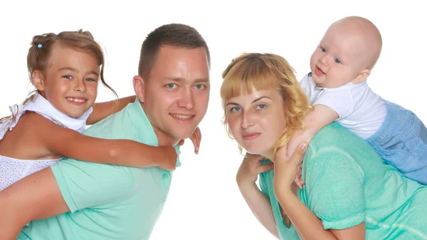 Šťastná rodina s malými dětmi — Stock fotografie