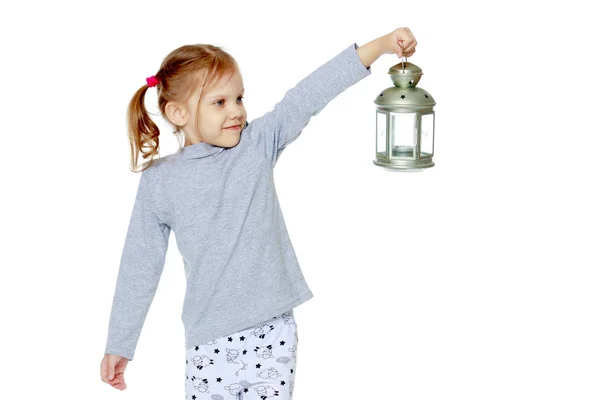 一个小女孩拿着一盏灯. — 图库照片