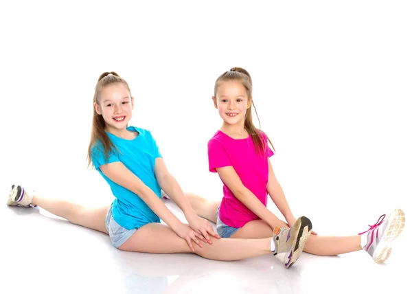 Дівчата-гімнастки виконують вправи на шпагаті . — стокове фото