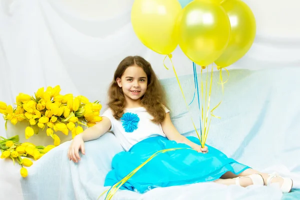 黄色チューリップ カップの上に座って美しい金髪女子高生 — ストック写真
