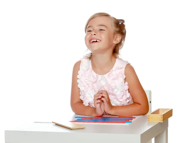 小さな女の子がモンテッソーリのことを勉強してる. — ストック写真