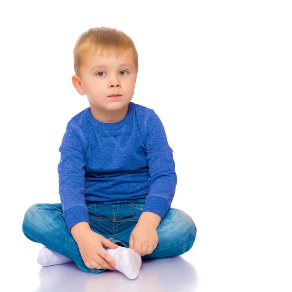 Kleine jongen is zittend op de vloer — Stockfoto