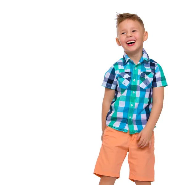 Un niño lindo en una camisa y pantalones cortos . — Foto de Stock