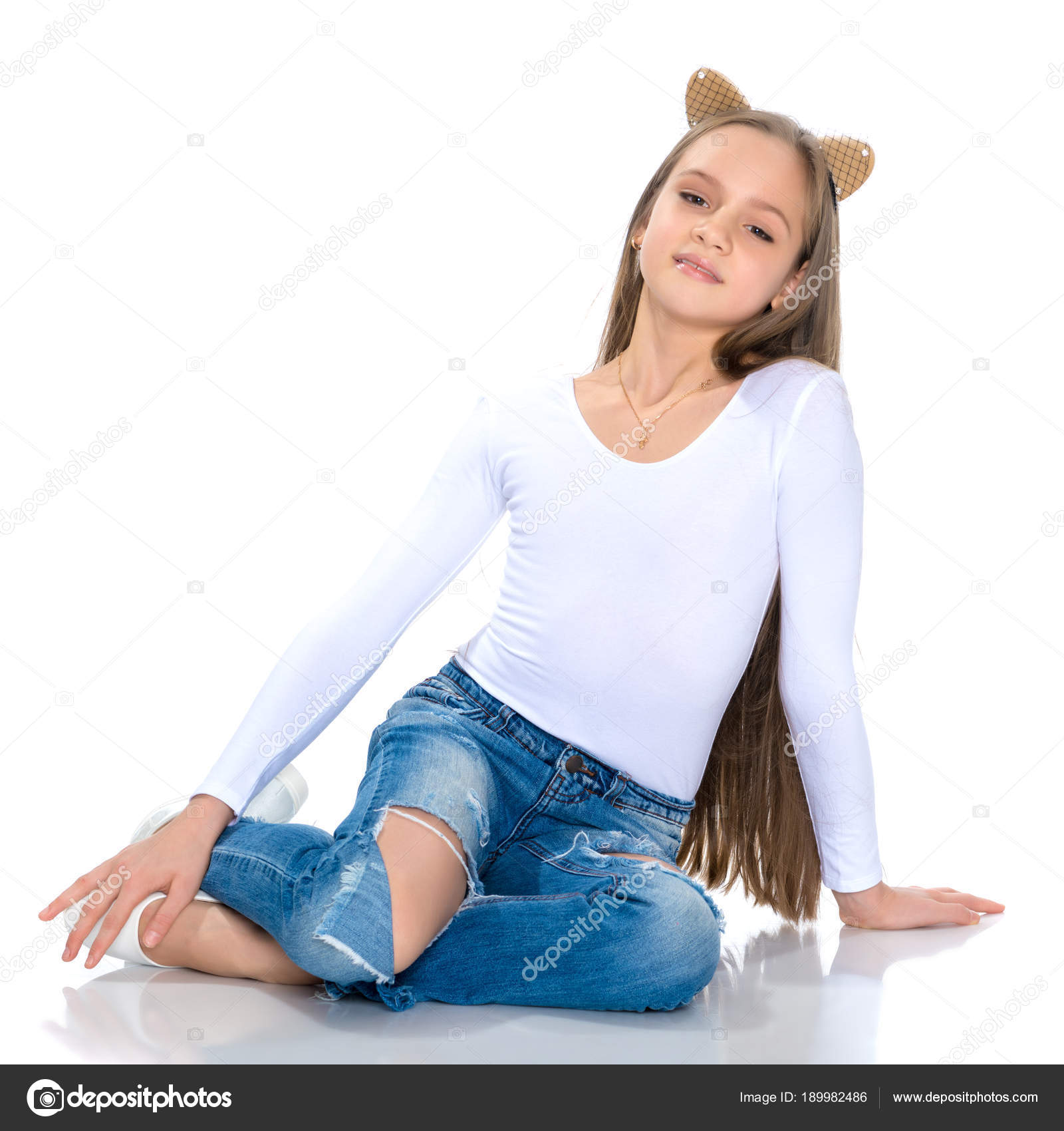 Hübsch teen mädchen im jeans mit löcher. - Stockfotografie: lizenzfreie ...