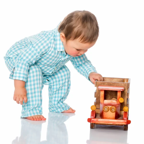 Um menino está brincando com um carro de brinquedo. — Fotografia de Stock