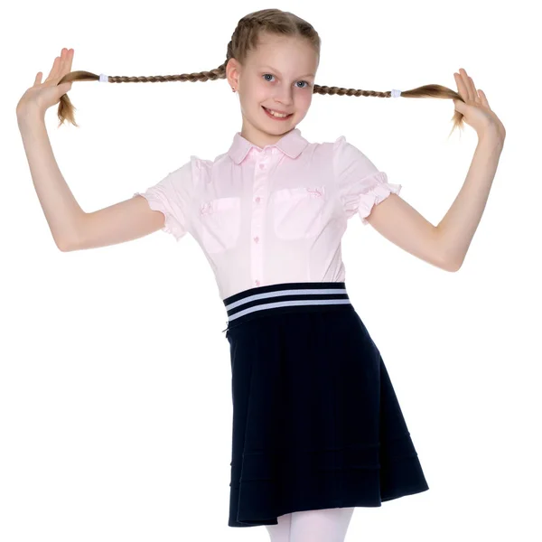 Küçük kız kendini pigtails içinde çekiyor. — Stok fotoğraf