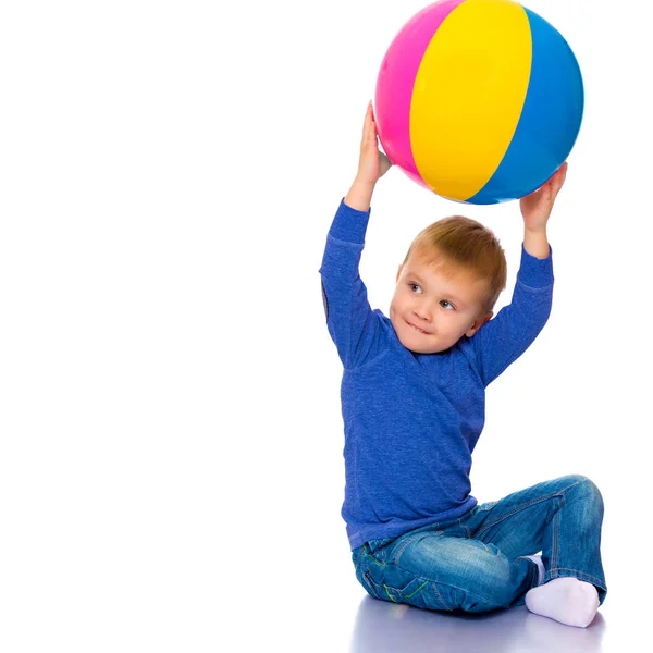 Küçük bir çocuk ile bir top oynarken. — Stok fotoğraf