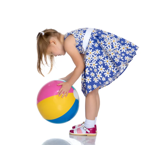Niña está jugando con una pelota — Foto de Stock