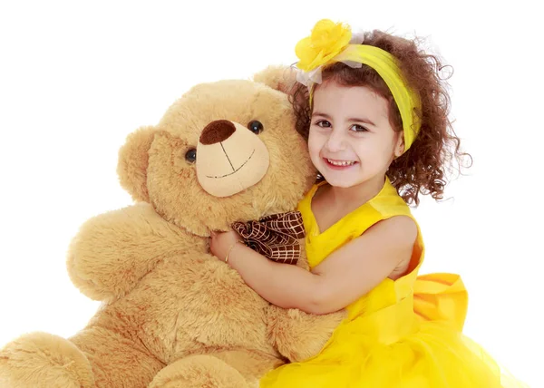 Malá holčička objímání medvídek — Stock fotografie