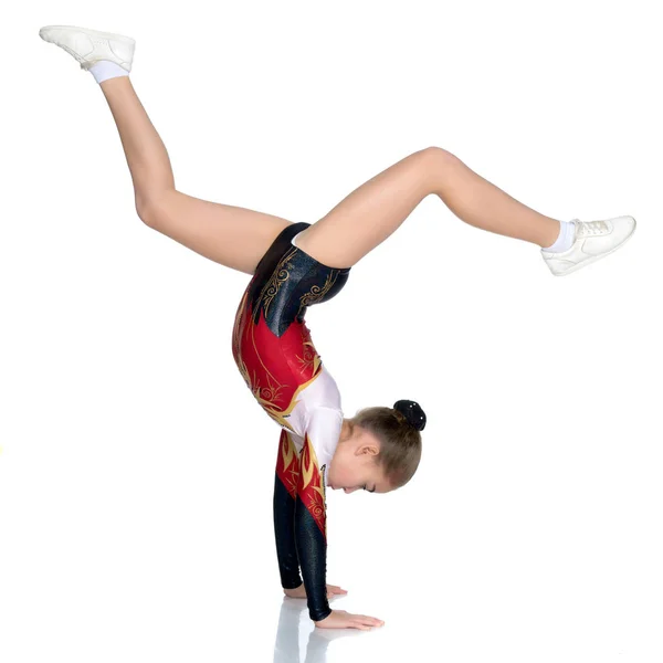 The gymnast performs a handstand with bent legs. — Stock Photo, Image