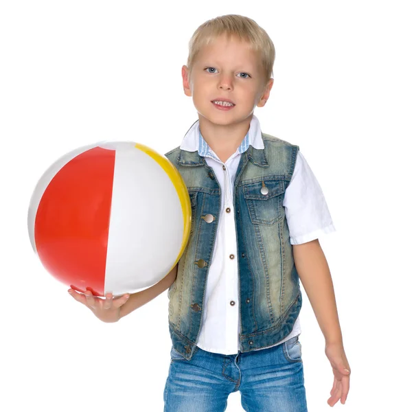 Ein kleiner Junge spielt mit einem Ball. — Stockfoto