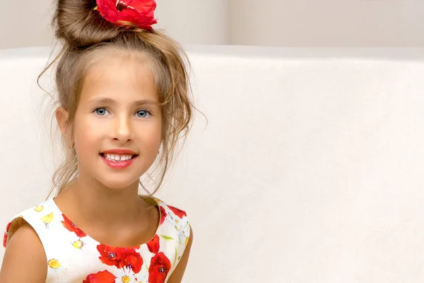 Маленькая девочка с букетом цветов — стоковое фото