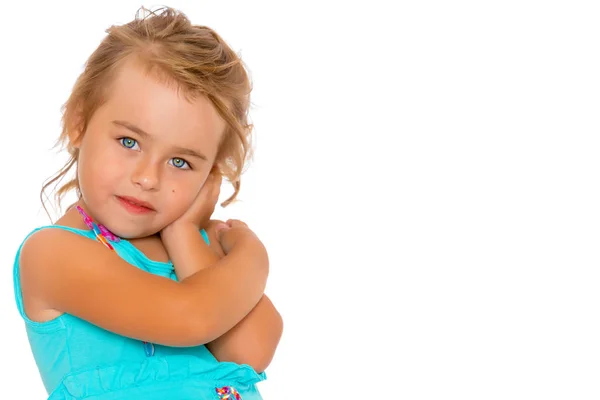 Het kleine meisje vouwde haar handen om haar gezicht.. — Stockfoto