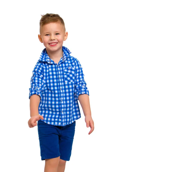 Симпатичный маленький мальчик в рубашке и шортах . — стоковое фото