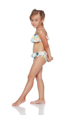 Bir mayo tabaklanmış küçük kız