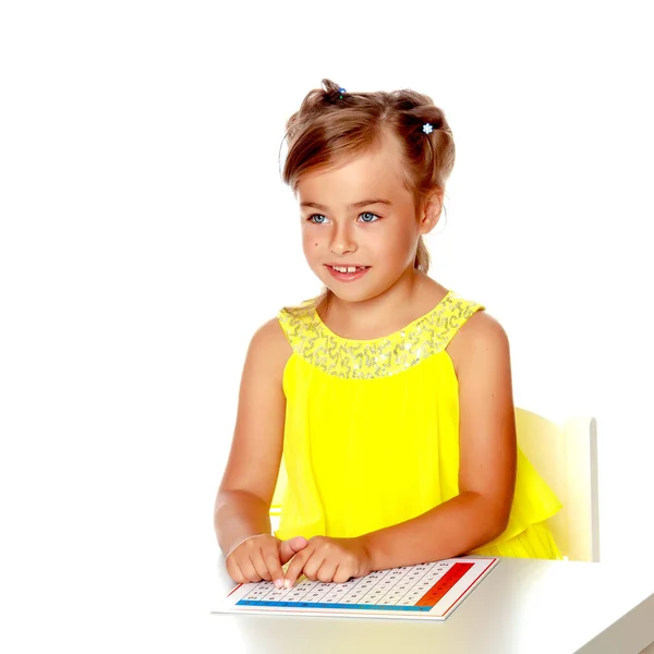 Una niña está estudiando cosas de Montessori.. —  Fotos de Stock