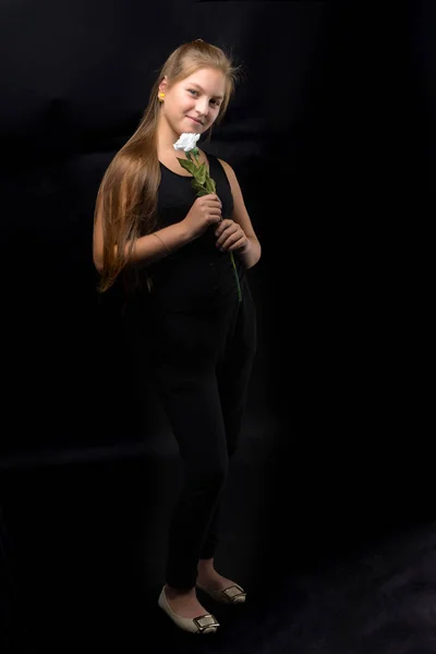 Ragazza adolescente con un fiore in mano — Foto Stock