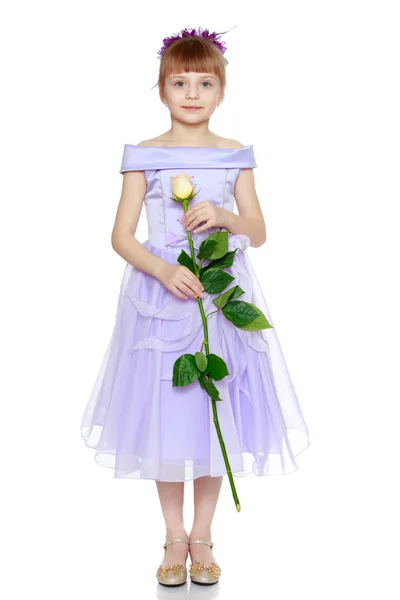 Girl sits next to a bouquet of flowers. — Stock Photo, Image