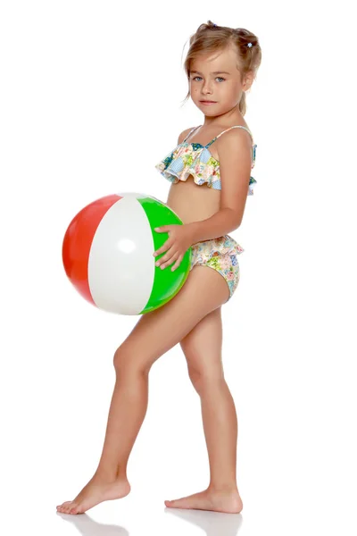 穿着泳衣、带着球的小女孩 — 图库照片