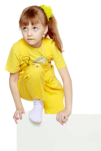 Дівчина з коротким вибухом на голові і яскраво-жовтим комбінезоном . — стокове фото