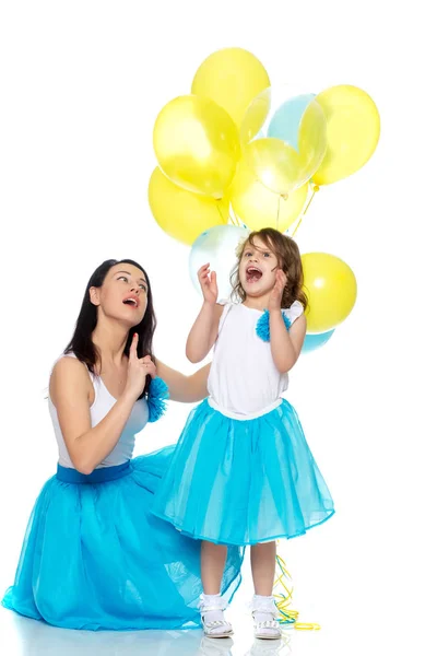 Mutter und Tochter mit bunten Luftballons. — Stockfoto