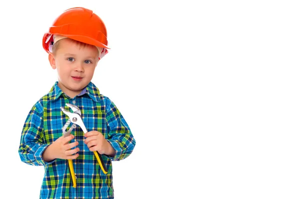 在建设者头盔的小男孩. — 图库照片