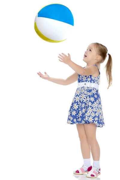 Kis lány játszik a labdát — Stock Fotó