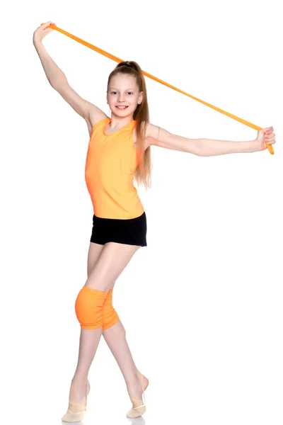 Dívka gymnastka provádí cvičení s skákacím lanem. — Stock fotografie