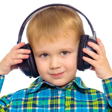 Küçük bir çocuk büyük stereo kulaklık.