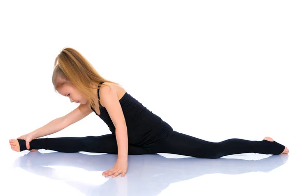 Girl gymnast perform the twine exercise. — Stock Photo, Image