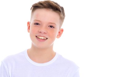 Yakışıklı küçük çocuk gülüyor.