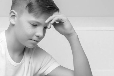 Yakışıklı okul çocuğu yakın çekim.