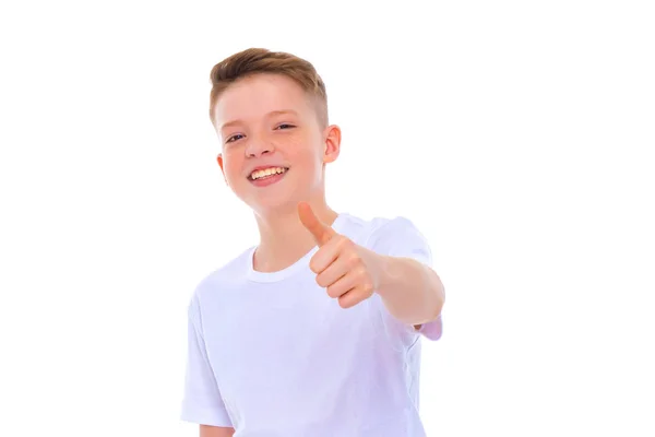 Un băiețel ține un deget în sus . — Fotografie, imagine de stoc