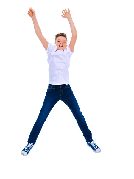 학교 나이의 어린 소년 점프. — 스톡 사진