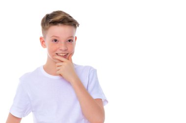 Küçük çocuk düşünüyor.