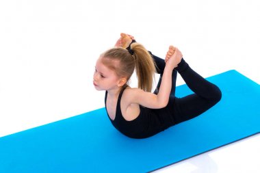 Jimnastikçi egzersizi yapmaya hazırlanıyor..