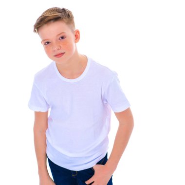 Küçük çocuk düşünüyor.