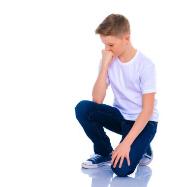 Küçük çocuk düşünüyor.