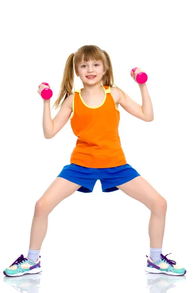 A kislány súlyzókkal gyakorol.. — Stock Fotó