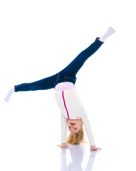 Meisje gymnast voert een handstand. — Stockfoto