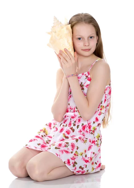 Teenage girl with seashell — Stock Photo, Image