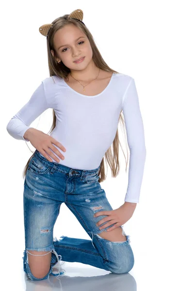 Piękna nastolatka dziewczyna w dżinsach z otworami. — Zdjęcie stockowe