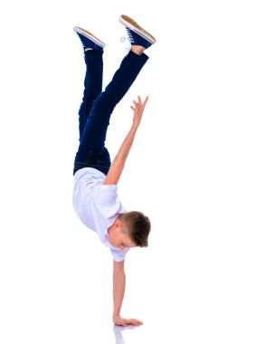 Neşeli küçük bir çocuk Okul çağından breakdance dans ediyor.
